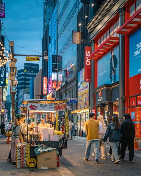 명동 데이트: 도시의 심장에서 펼쳐지는 로맨스와 모험